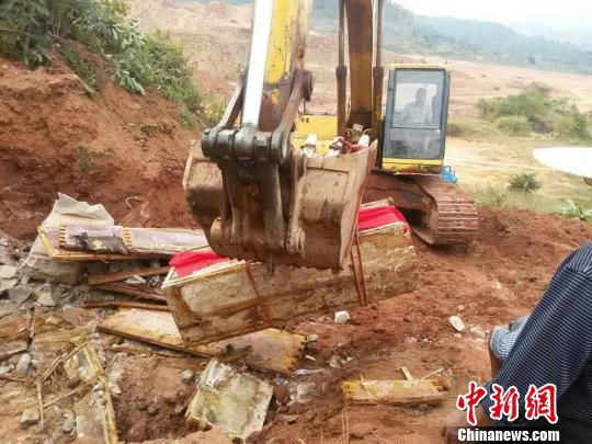 圖為“官墓”被移走?!?yán)初 攝