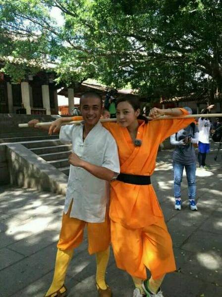 這些參加節(jié)目的女星當(dāng)中既有歌手，又有演員，都是時(shí)尚年輕且受歡迎的女星。