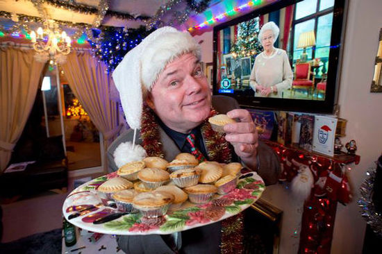 病態(tài)！英男子連續(xù)22年每日過(guò)圣誕耗資2千萬(wàn)元