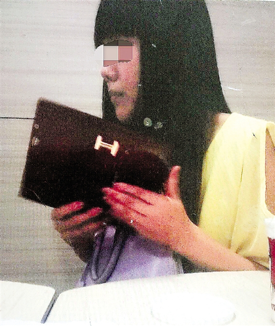 小王的女朋友小劉。