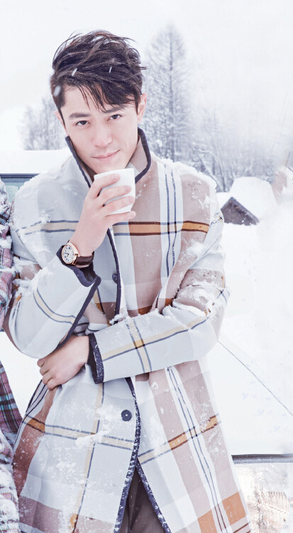 胡歌和霍建華為雜志拍攝了一組封面照，二人穿著同款風(fēng)衣，在白雪中端著咖啡，恩愛“虐狗”
