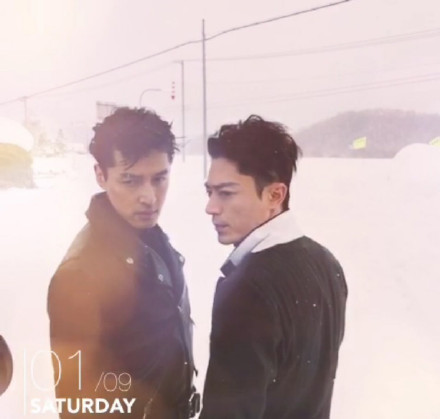 胡歌和霍建華為雜志拍攝了一組封面照，二人穿著同款風(fēng)衣，在白雪中端著咖啡，恩愛“虐狗”