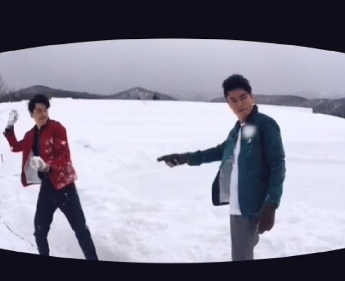 胡歌和霍建華為雜志拍攝了一組封面照，二人穿著同款風(fēng)衣，在白雪中端著咖啡，恩愛“虐狗”