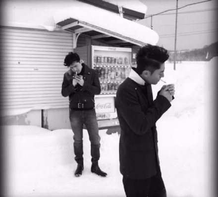 胡歌和霍建華為雜志拍攝了一組封面照，二人穿著同款風(fēng)衣，在白雪中端著咖啡，恩愛“虐狗”