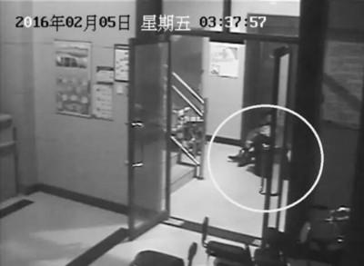 小區(qū)監(jiān)控視頻截圖，兩人一坐一跪竟聊了十多分鐘。