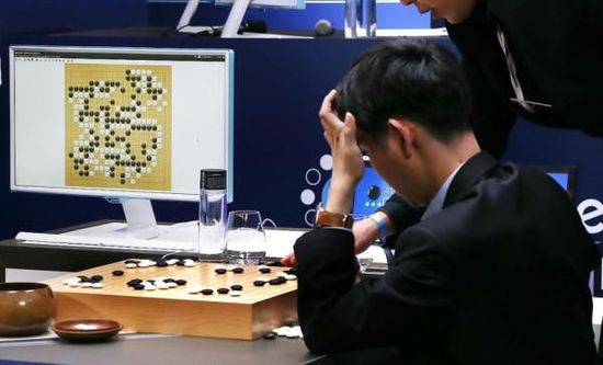 復(fù)盤(pán)階段李世石也在不停撓頭。
