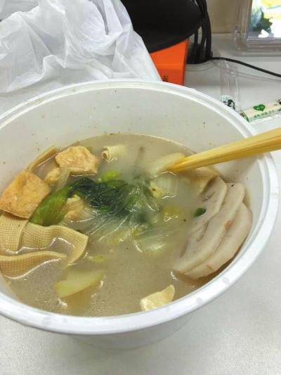 女子美團訂餐吃出數(shù)只蟲子 索賠遭拒律師稱可追責(zé)