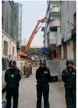 根據《太原市和小 店區(qū)平陽路街道親賢城中村改造拆遷安置補償方案》，結合親賢實際，親賢社區(qū)補償安置采取“商業(yè)用房安置+小戶型公寓住宅安置+貨幣補償”的方式，其中每分 （0.1 畝）置換商業(yè)用房50平方米+小戶型公寓住宅80平方米+貨幣補償20萬元人民幣。（拍攝：2015年9月17日）