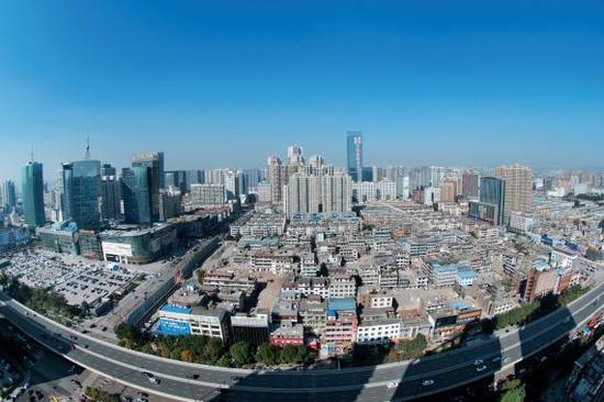 經過4個多月的推進，親賢社區(qū)的拆遷工作進展緩慢，原定于2015年10月底完成的拆遷，在10月中旬時仍停留在對部分住戶進行插花式拆除。(拍攝：2015年10月16日)