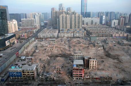 2016年元旦假期后的第一個工作日，記者從長風大街某高樓俯瞰正在拆遷中的親賢西北片區(qū)。經過半年多推進，這一片區(qū)只留下十余處建筑等待拆除。(拍攝：2016年1月4日)