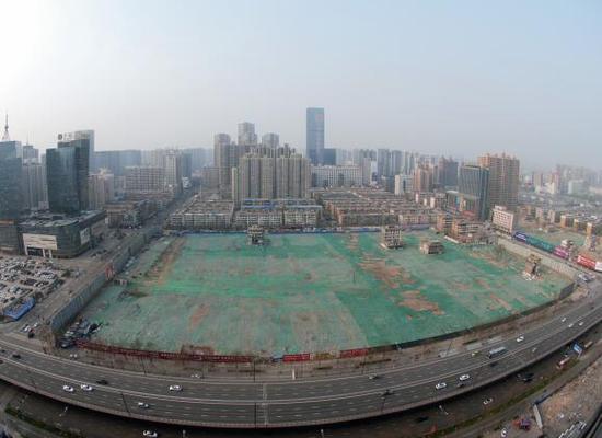 2016年4月，經過持續(xù)攻堅，親賢社區(qū)西北片區(qū)的拆遷工作基本告一段落，但在鋪設了防塵綠網的空地中，至今仍有3戶居民選擇了“堅守”。(拍攝：2016年4月4日)