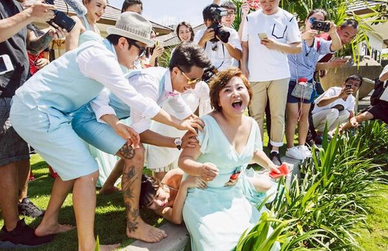 包貝爾婚禮時(shí)，賈玲和柳巖都出任伴娘