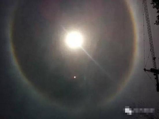 上?，F(xiàn)UFO 專家稱光圈是日暈亮點(diǎn)或是飛行器(圖)