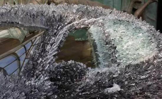 驚！車主用玻璃渣改裝瑪莎拉蒂