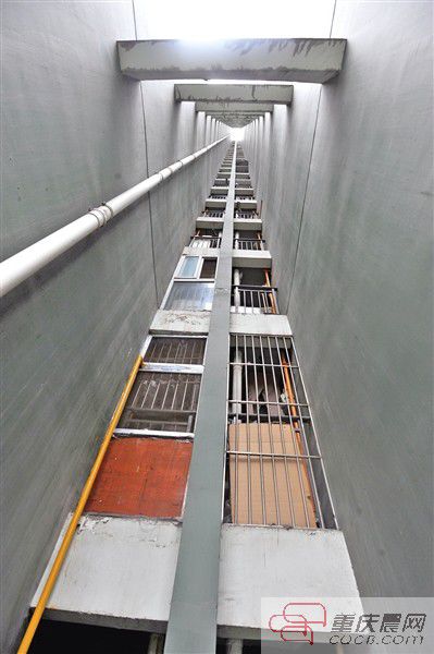 小孩就是從這幢樓的21樓墜下來(lái)的。