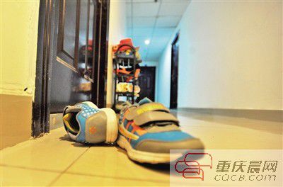 出事小孩的鞋子凌亂地?cái)[放在自家門(mén)前。