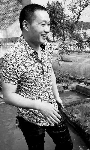 救出小孩上后，楊文利一身糞水。