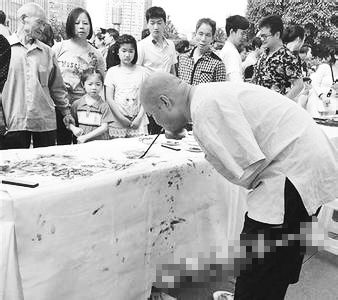 黃國富在作畫。資料照片