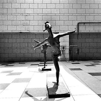 常營長楹龍湖天街樓下，“年輕女孩”胸部暴露