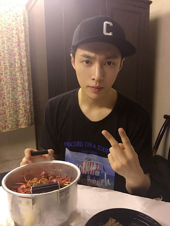 二爺加餐！張藝興告別清湯白面吃小龍蝦