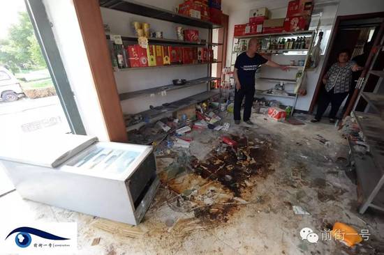 家里小賣(mài)部現(xiàn)在已經(jīng)一片混亂。