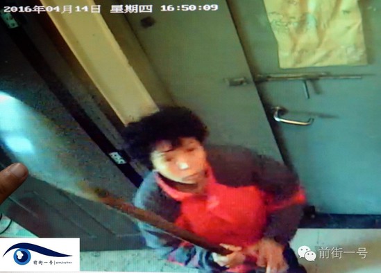 監(jiān)控視頻拍下李亞榮打砸監(jiān)控探頭的過(guò)程。