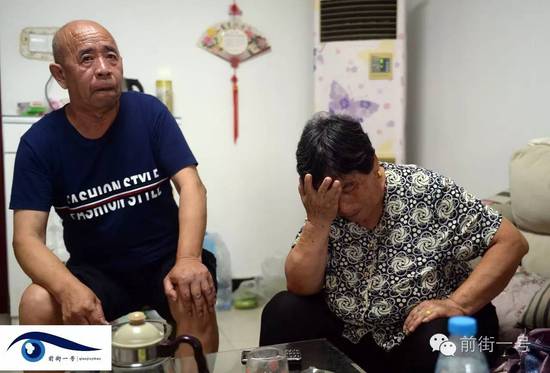 李亞榮的公婆談及李亞榮時(shí)淚流不止。