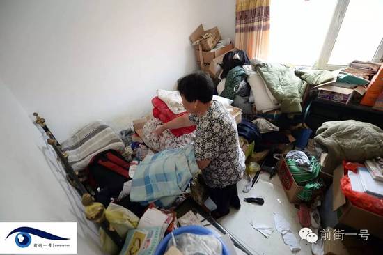 李亞榮的婆婆在收拾房間。