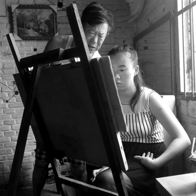 　女兒畫畫，父親在一旁指導(dǎo)