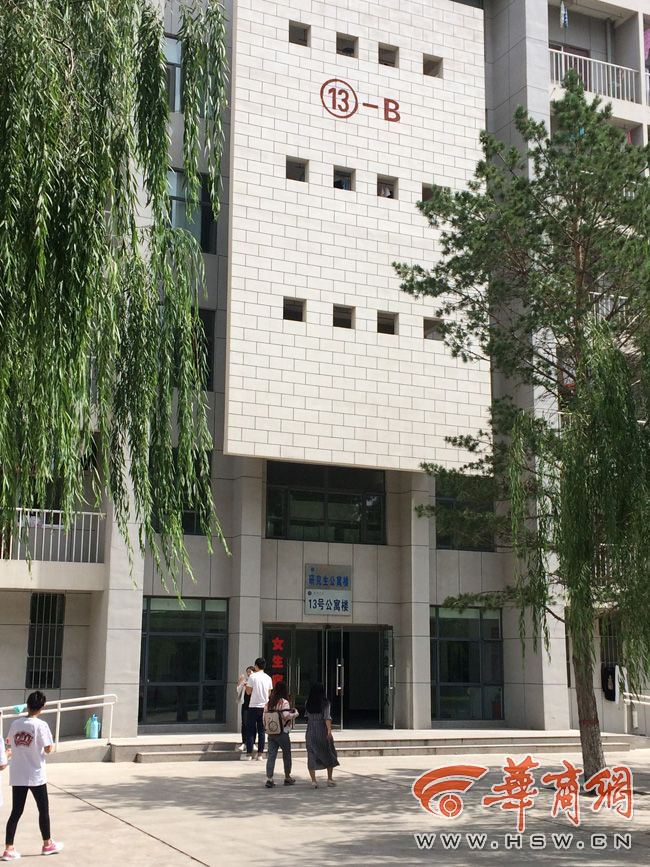 8月30日，榆林學(xué)院有學(xué)生發(fā)微博對女生宿舍樓住進(jìn)男生提出質(zhì)疑。9月3日，學(xué)校宣傳部門回應(yīng)，女生宿舍樓里確實(shí)住著3名男研究生，但該樓的格局是套間，跟單元房一樣是獨(dú)立的，大學(xué)應(yīng)有包容的精神。