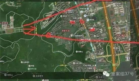 射擊場子彈射出方向（紅箭頭）有多個居民小區(qū) 。 圖片來源：交匯點新聞