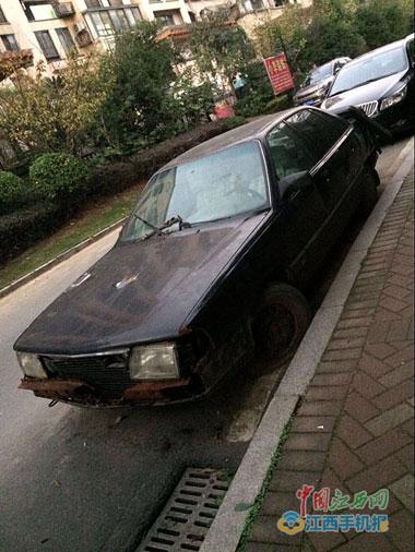 報(bào)廢大巴停綠化帶上 車內(nèi)居然還開(kāi)起了麻將桌