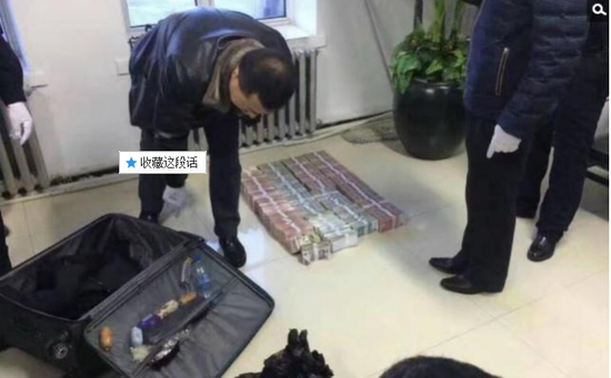 京華時(shí)報(bào)訊昨天凌晨1點(diǎn)左右，黑龍江省密山市一銀行金庫發(fā)生搶劫案。一名身穿迷彩服男子準(zhǔn)備劫取現(xiàn)金時(shí)被發(fā)現(xiàn)，致一名金庫值守人員死亡，隨后棄款而逃。目前，該男子尚未歸案，案件正在全力偵辦中。