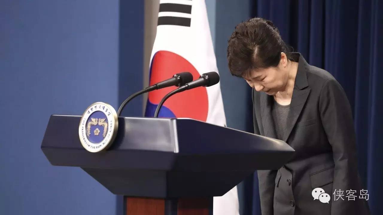 “任憑風(fēng)吹浪打，我自巋然不動”，樸槿惠對于這句詩應(yīng)該是心有戚戚焉。