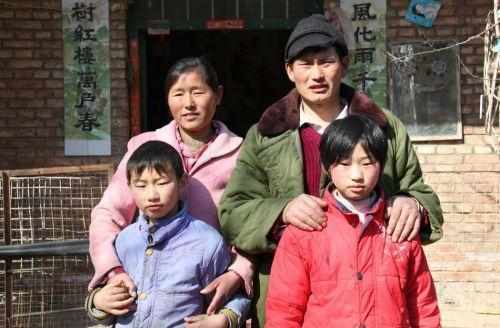 朱之文辛苦掙錢 兒子抽煙喝酒打架全不落 朱之文辛苦掙錢 兒子抽煙喝酒打架全不落