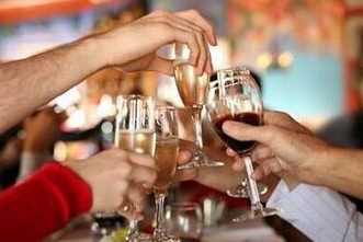 男子拼酒憋爆食管 你還敢這樣喝酒嗎？(組圖)