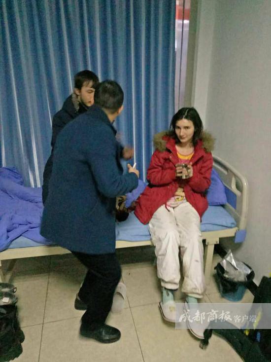 王利鑫說，醫(yī)院工作人員考慮到他們遠道而來，于是給他們倒上熱水，并試圖打手勢交流。但費了好大勁，也沒辦法搞明白對方的情況，只好向社區(qū)民警求助。翠屏區(qū)西城派出所兩位民警迅速趕到，但雙方仍然語言不通，無法交流。民警見兩名年輕人并無惡意，只好離開了。折騰到晚上10點左右，還是沒辦法溝通。而醫(yī)院作為醫(yī)療機構(gòu)，又不能留宿不明來歷的外國人。王利鑫只好帶著懂英語的女婿趕到，交流得知對方是一對來自俄羅斯的小夫妻。“他們說到中國‘窮游’，打算從成都到昆明，結(jié)果坐順風(fēng)車來到了宜賓，卻沒錢住賓館。”王利鑫告訴成都商報客戶端記者，兩個年輕人不懂漢語，正好看到中山醫(yī)院標(biāo)識，就闖進來打算求宿一晚。