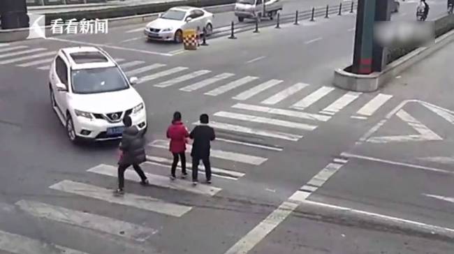 女司機(jī)開(kāi)車(chē)撞飛女孩并碾壓 曾制造8次事故3次撞人