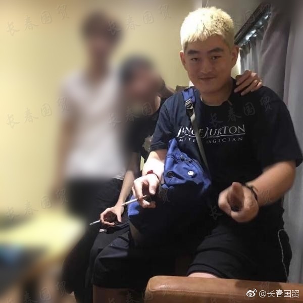 趙本山兒子近照曝光 滿(mǎn)頭黃發(fā)長(zhǎng)相似老爸 趙本山兒子近照曝光 滿(mǎn)頭黃發(fā)長(zhǎng)相似老爸