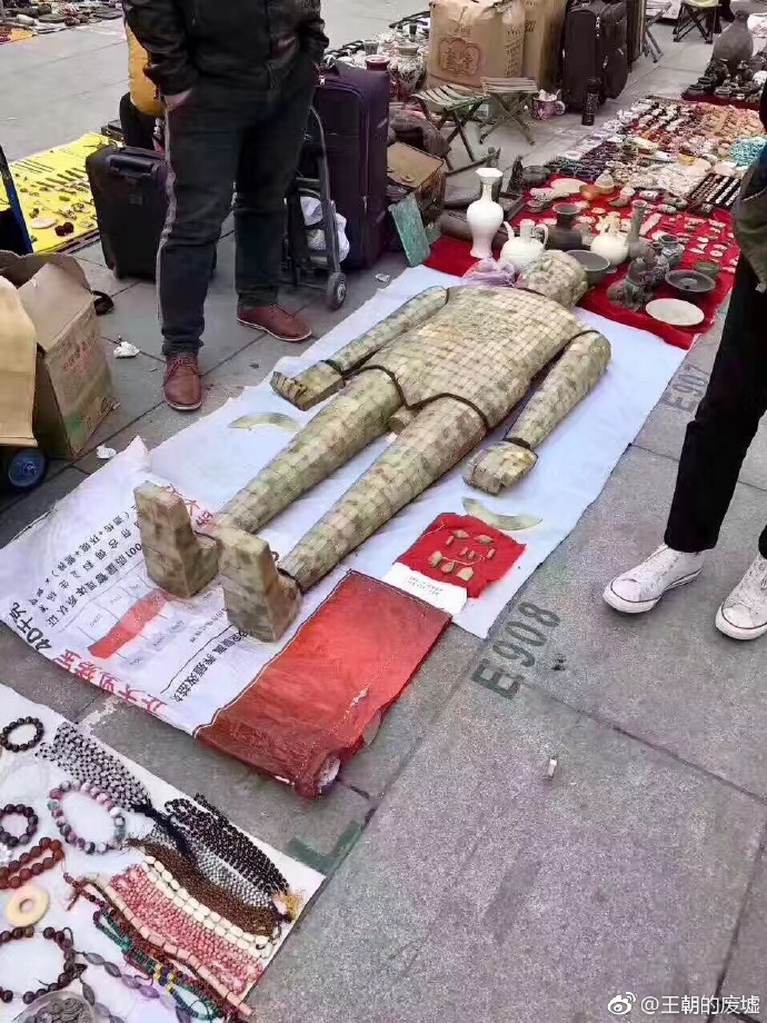 西安古玩市場驚現(xiàn)“金縷玉衣” 引網(wǎng)友調侃