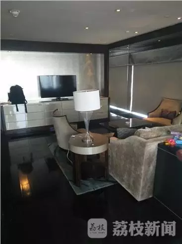 何女士稱當時自己正在換衣服，順眼看了一下窗外，就看到了幾個人影，其中一個人拿著手機，三個男的朝這邊望。何女士表示，剛開始還以為是出現(xiàn)了幻覺，后來發(fā)現(xiàn)，玻璃中的映射人影就是隔壁房間的住客。