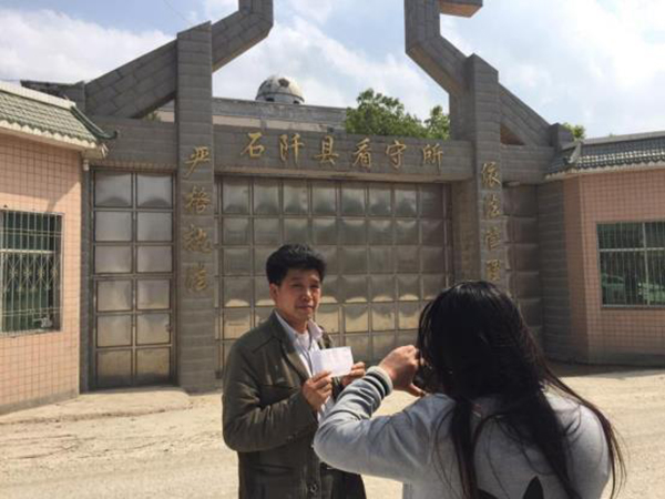 陳全松父親給看守所中的兒子交生活費(fèi)。