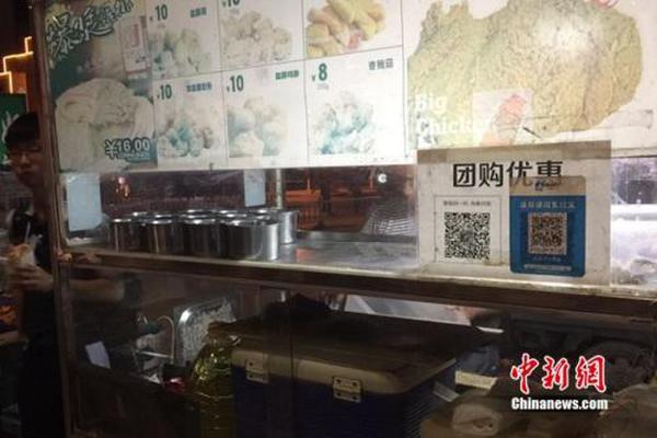 不少小商販都用上掃碼支付。中新網(wǎng) 吳濤 攝