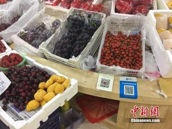 某水果攤，收款二維碼貼在顯眼位置。中新網(wǎng) 吳濤 攝