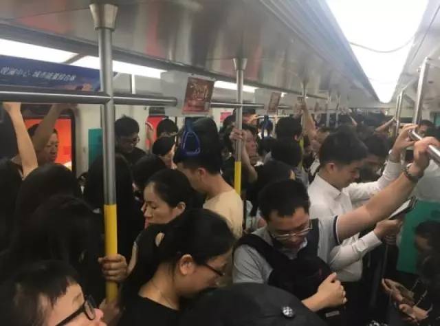 尷尬了！深圳地鐵首開女性車廂 結(jié)果塞滿男乘客
