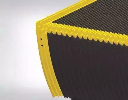 家長只顧低頭看手機(jī) 小女孩乘坐電梯手被門縫夾住