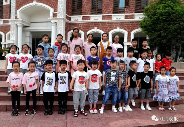  （一年級新生13對雙胞胎和初一新生4對雙胞胎一起合影。）