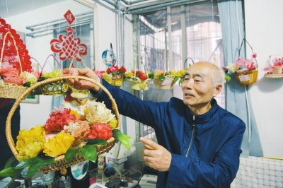 洛陽(yáng)老人用雞蛋面粉做“牡丹” 不僅好看還能吃