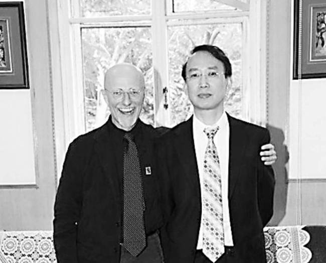 計(jì)劃合作“頭移植”手術(shù)的任曉平教授（右）和意大利神經(jīng)外科專(zhuān)家卡納維羅