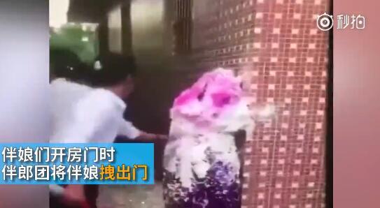 據(jù)澎湃新聞消息，近日廣東江門開(kāi)平某村又現(xiàn)惡俗婚鬧。男方兄弟團(tuán)去接新娘的時(shí)候，先用彩帶對(duì)著姐妹團(tuán)狂噴，后來(lái)甚至有人用滅火器直接噴伴娘面部，害的伴娘差點(diǎn)被送進(jìn)醫(yī)院。